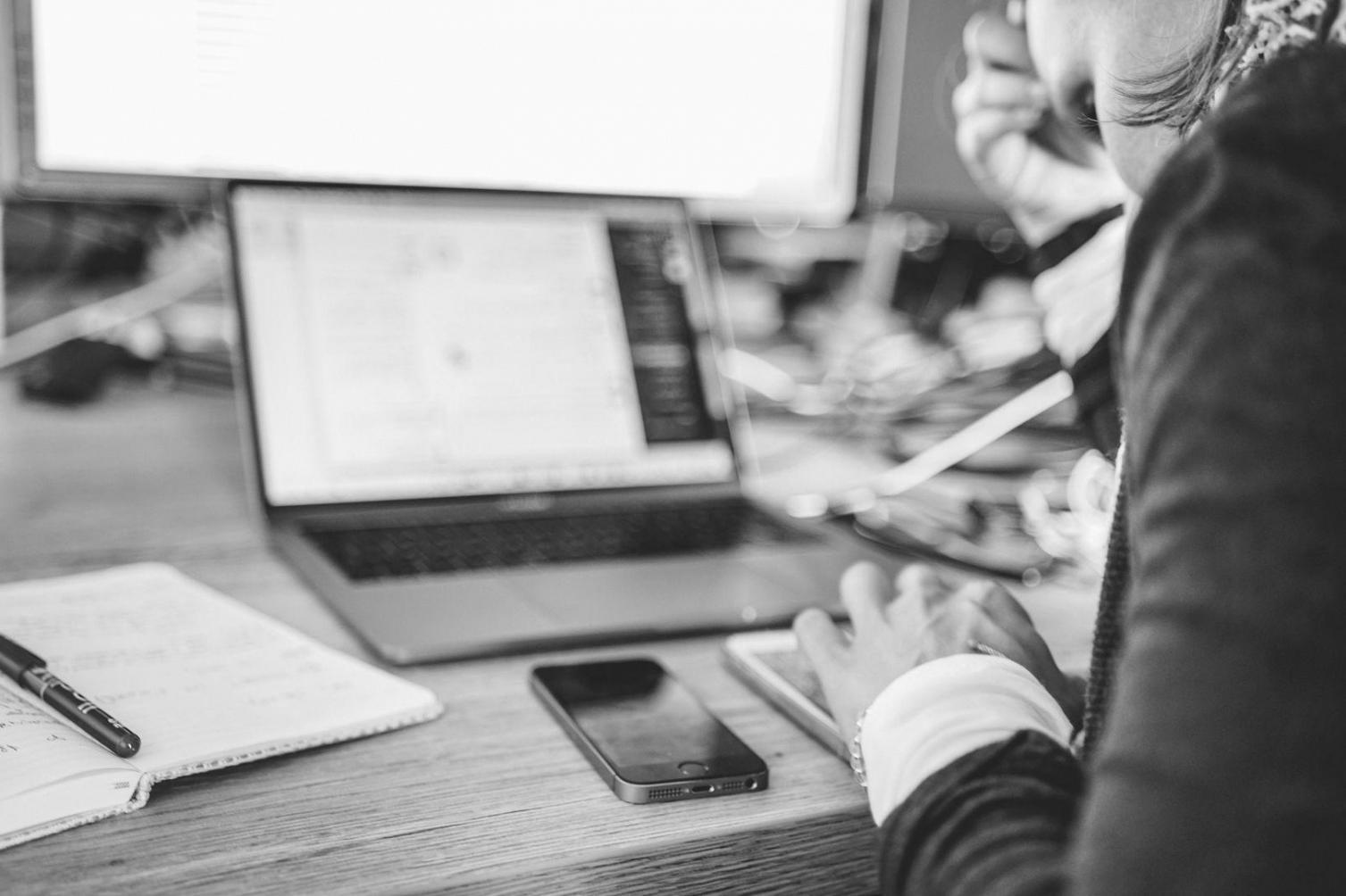 Ambiente di lavoro creativo per editing e post-produzione video