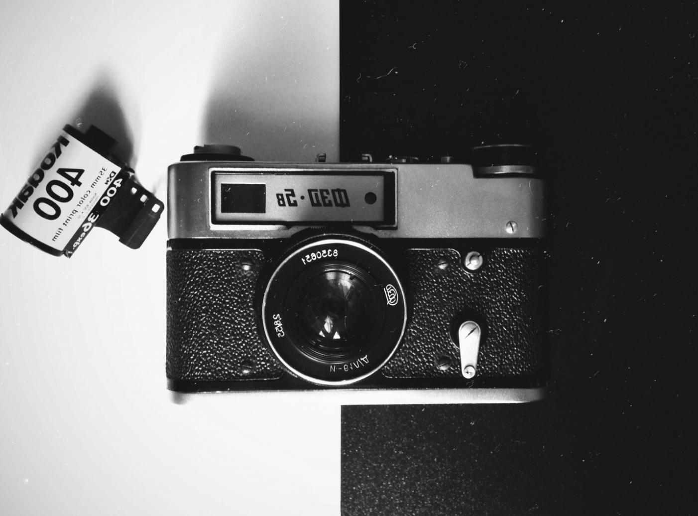 Postazione professionale di montaggio video con timeline e monitor