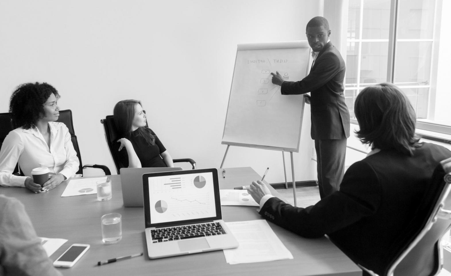 Postazione di montaggio video professionale con monitor multipli e timeline attive