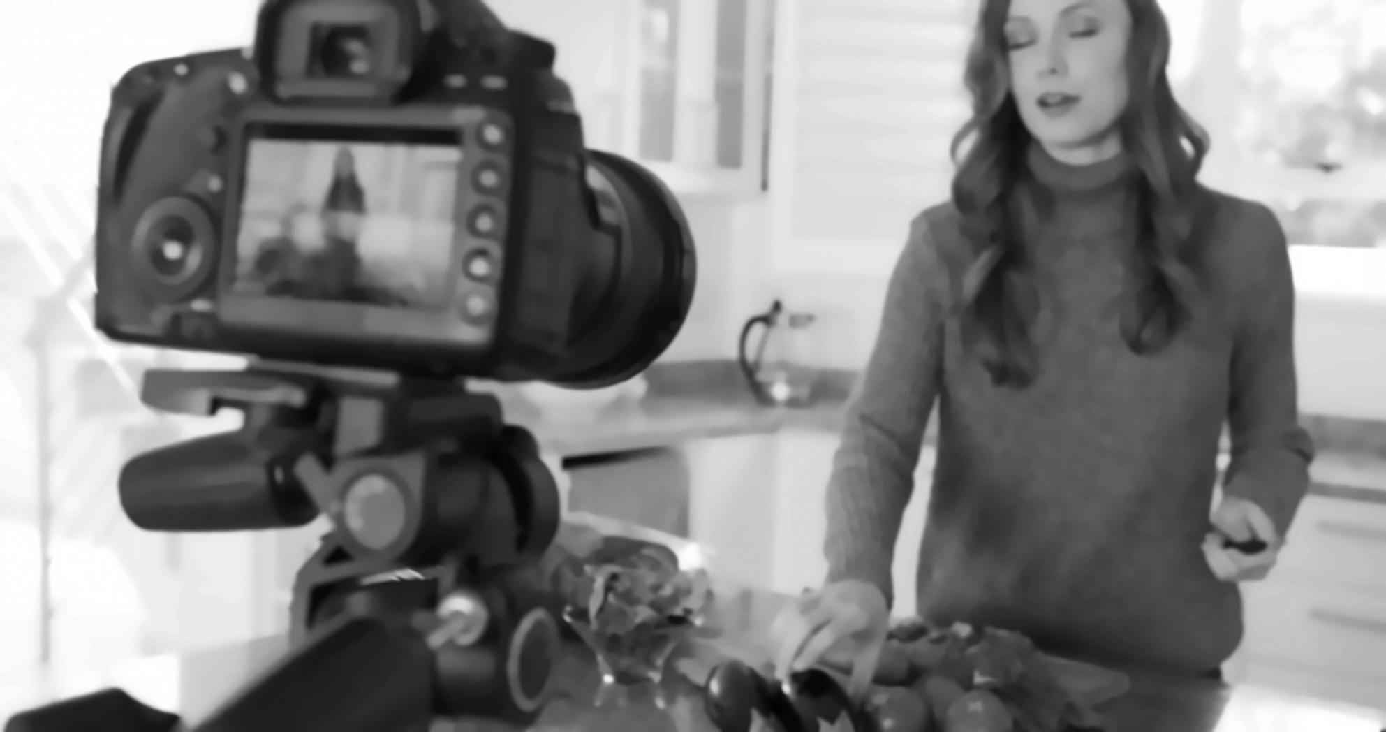 Studenti durante una sessione pratica di editing cinematografico