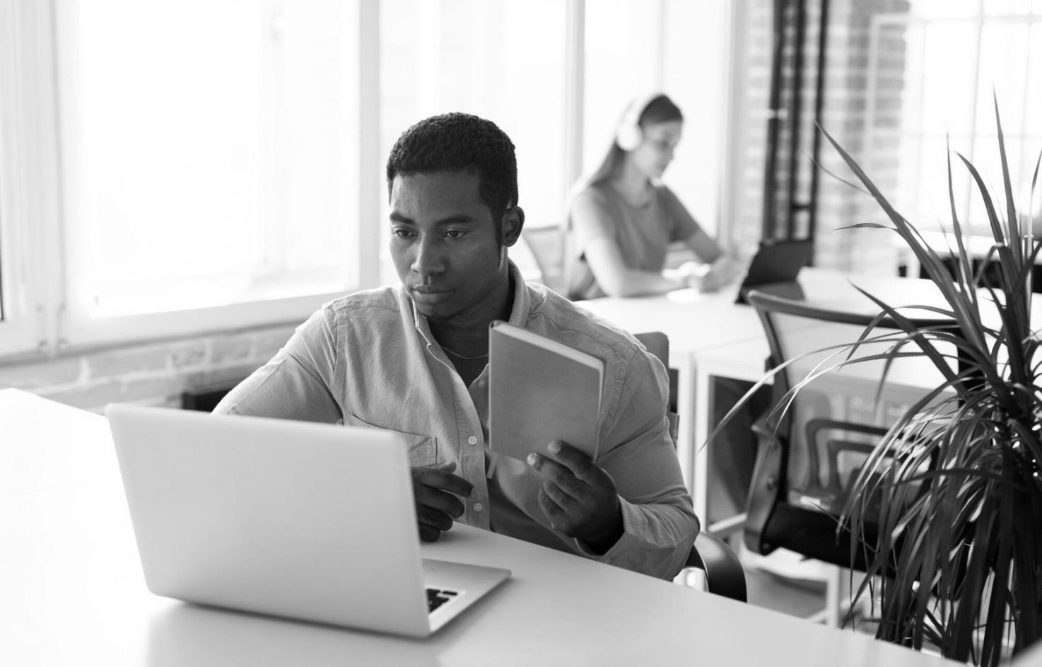 Spazio di lavoro collaborativo con postazioni di montaggio video